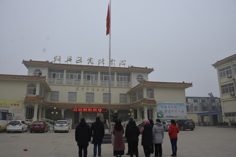 缩小.2020-12-10上午牡丹区图书馆全体馆员在区文化中心广场举行升旗仪式 (9).jpg