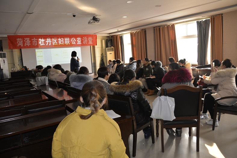 缩小.2020-12-20上午牡丹区图书馆第八十四期家庭教育公益大讲堂“如何培养孩子的自信” (9).jpg