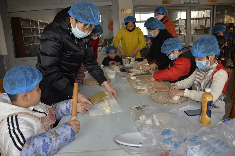 缩小.2020-12-20下午牡丹区图书馆开展“情暖冬至 团圆饺子”传统文化体验活动 (20).jpg