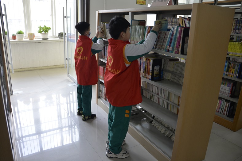 缩小.2021-2-23两名小学生到馆进行社会实践活动 (6).jpg