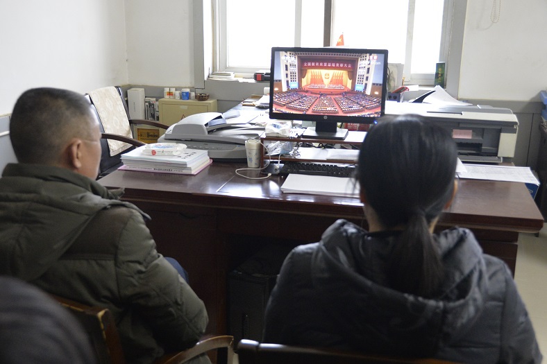 缩小.2021-2-25上午牡丹区图书馆组织人员收听收看全国脱贫攻坚总结表彰大会 (9).jpg