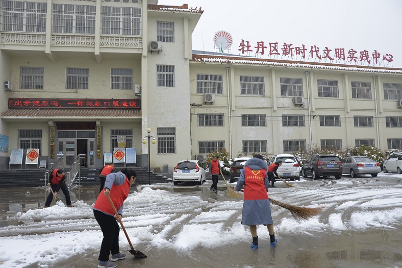 缩小.2021-2-25组织志愿者集中打扫文化中心及门口积雪 (10).jpg