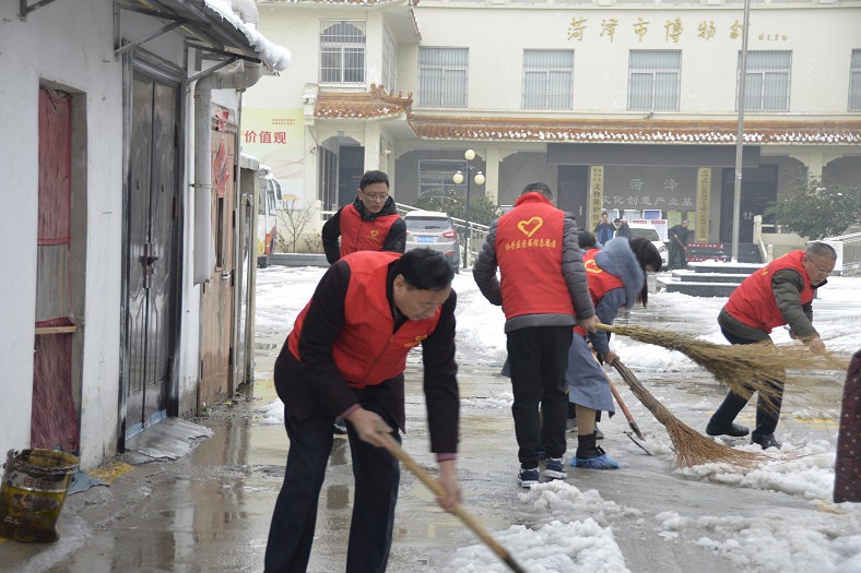 缩小.2021-2-25组织志愿者集中打扫文化中心及门口积雪 (18).jpg