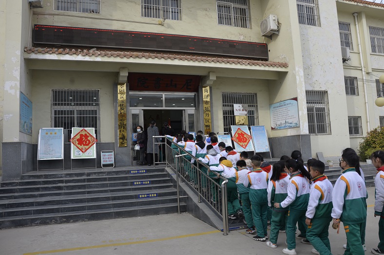 缩小.2021-3-5下午牡丹区第二小学学生到牡丹区图书馆开展图书馆主题游活动 (1).jpg