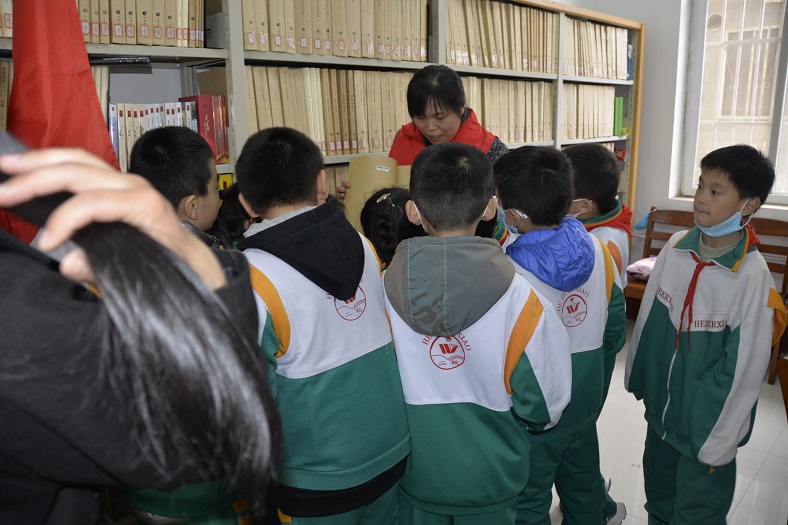 缩小.2021-3-5下午牡丹区第二小学学生到牡丹区图书馆开展图书馆主题游活动 (5).jpg