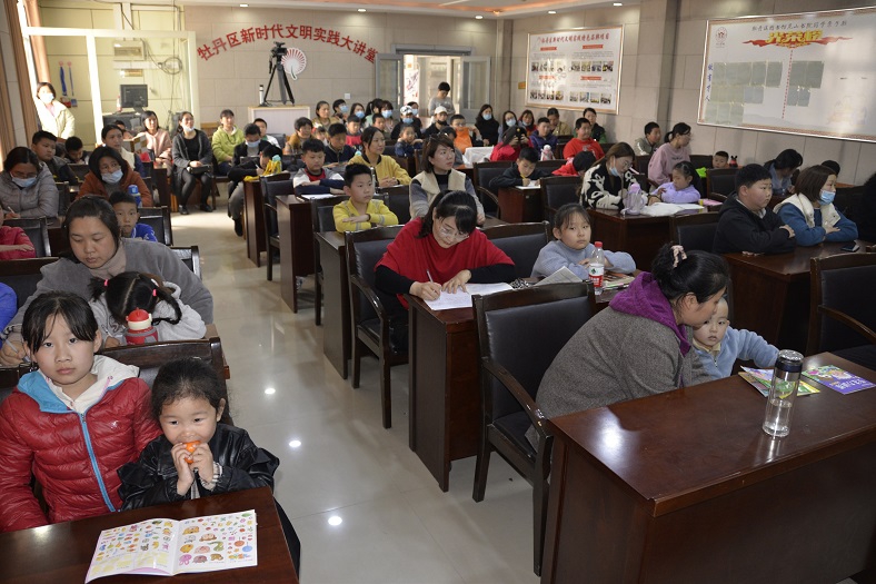 缩小.2021-3-28下午牡丹区图书馆举办第八期国学经典亲子诵读班招生面试约谈会 (6).jpg