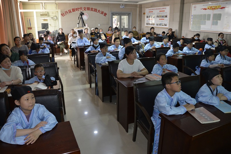压缩.2021-5-2国学经典亲子诵读班世界读书日介绍 (7).jpg