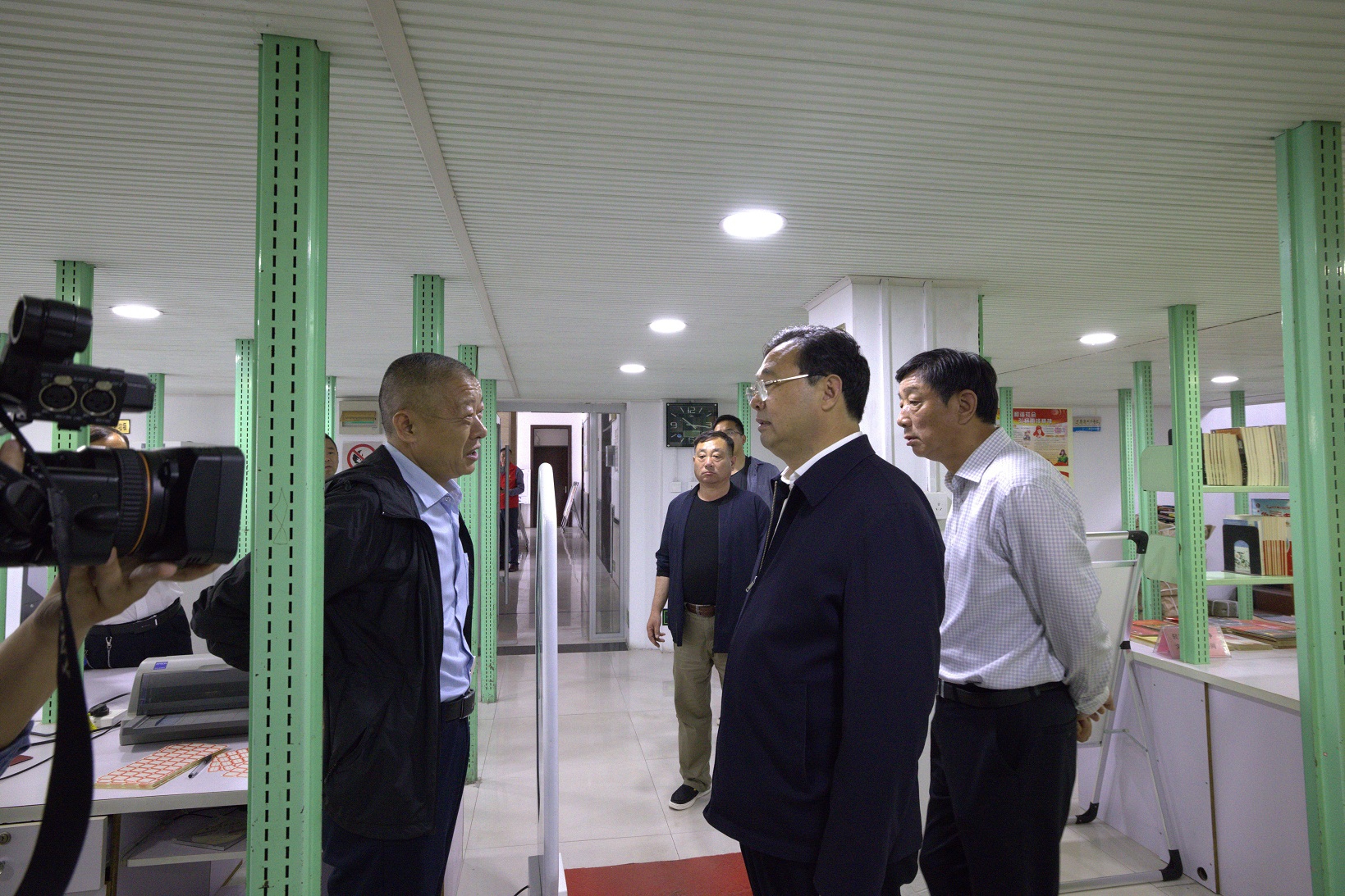 压缩.2021-5-13牡丹区委书记张福龙视察图书馆 (10).jpg