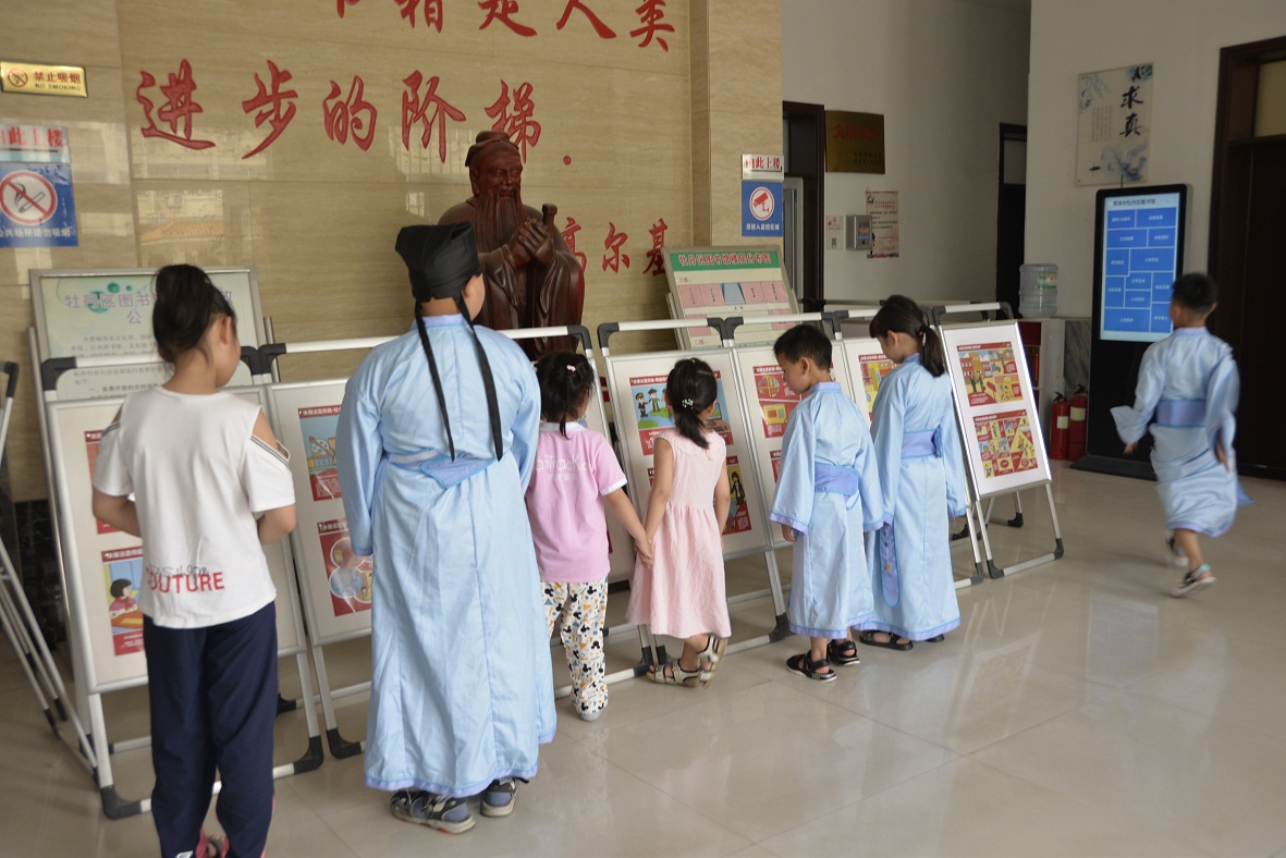 压缩.2021-5-30中华人民共和国未成年人保护法图文展 (7).jpg