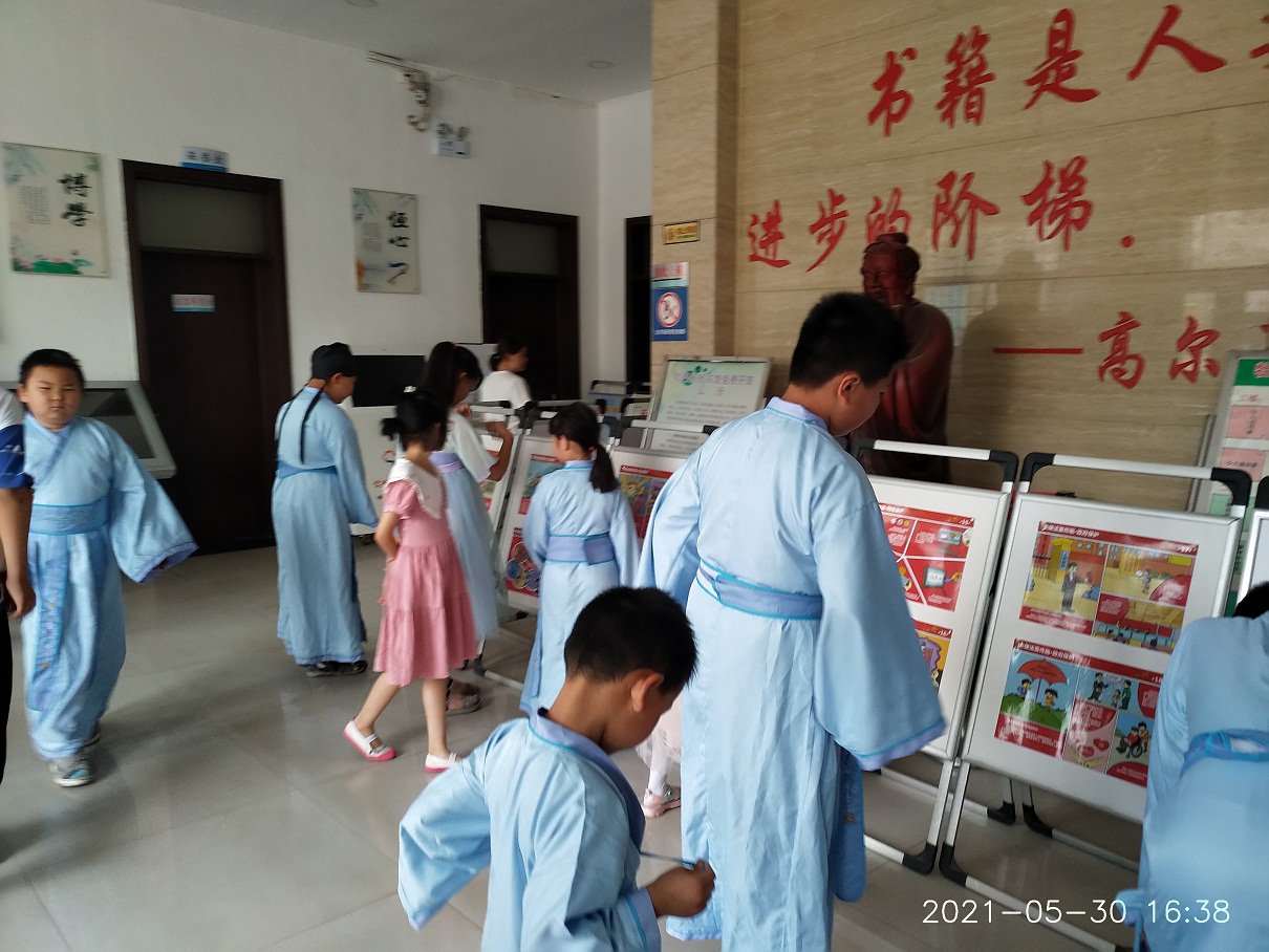 压缩.2021-5-30中华人民共和国未成年人保护法图文展 (16).jpg