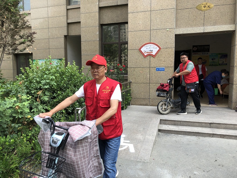 压缩.2021-6-27上午区文化和旅游局志愿者到包联社区南城双阳社区欧洲城开展创城活动 (13).jpg