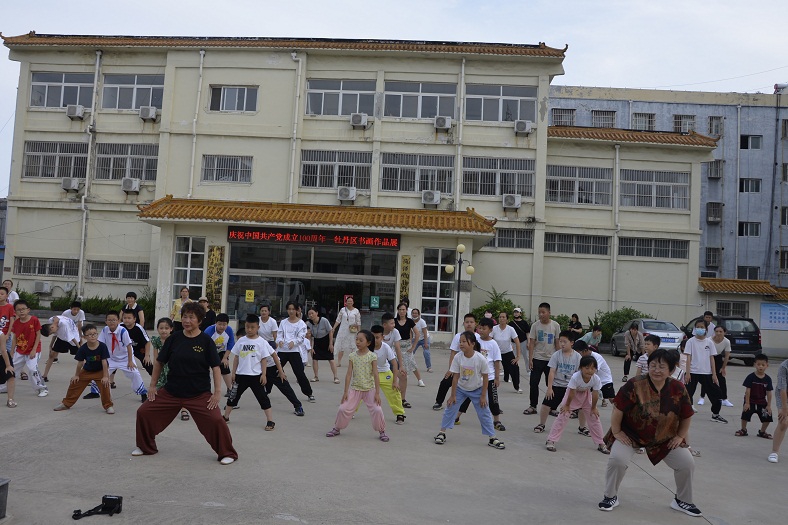 压缩.2021-7-4下午第八期国学经典亲子诵读班《论语》第11讲中华气功八段锦健身操体验照片 (3).jpg