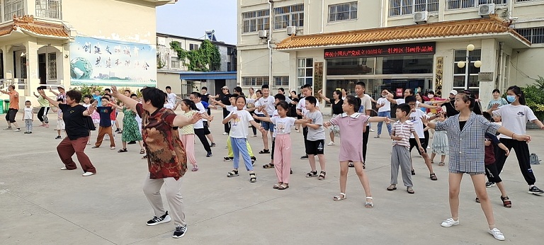 压缩.2021-7-4下午第八期国学经典亲子诵读班《论语》第11讲中华气功八段锦健身操体验照片 (7).jpg