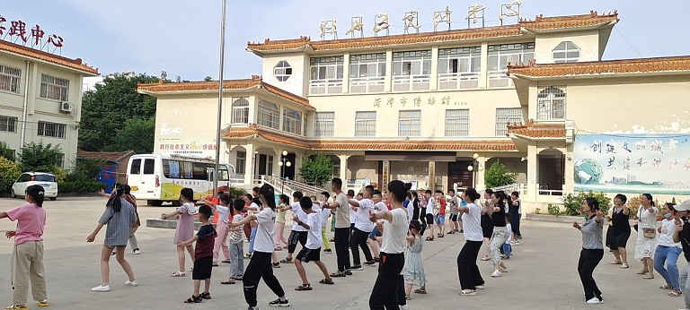 压缩.2021-7-4下午第八期国学经典亲子诵读班《论语》第11讲中华气功八段锦健身操体验照片 (8).jpg
