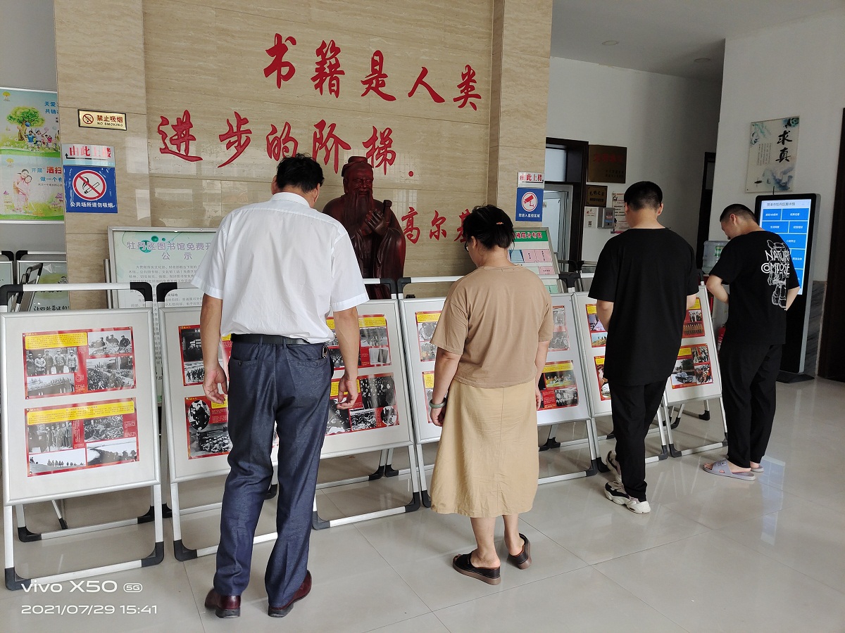 压缩.2021-7-29军旗飘飘图文展 (13).jpg