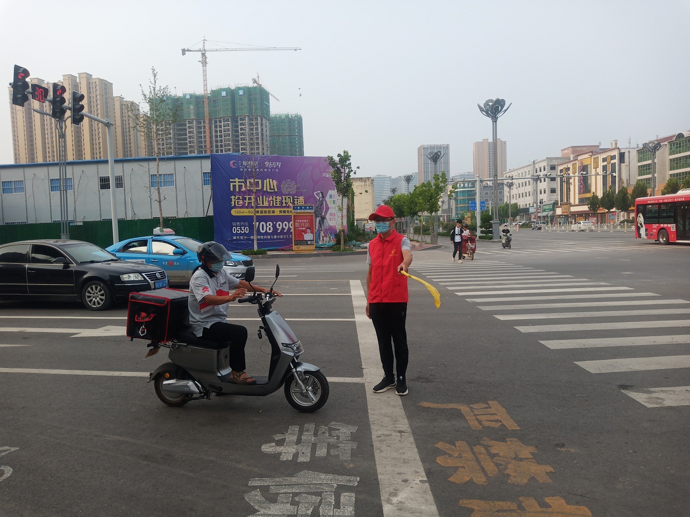 压缩.2021-8-19上午文明交通志愿服务_丹阳牡丹路口 (2).jpg