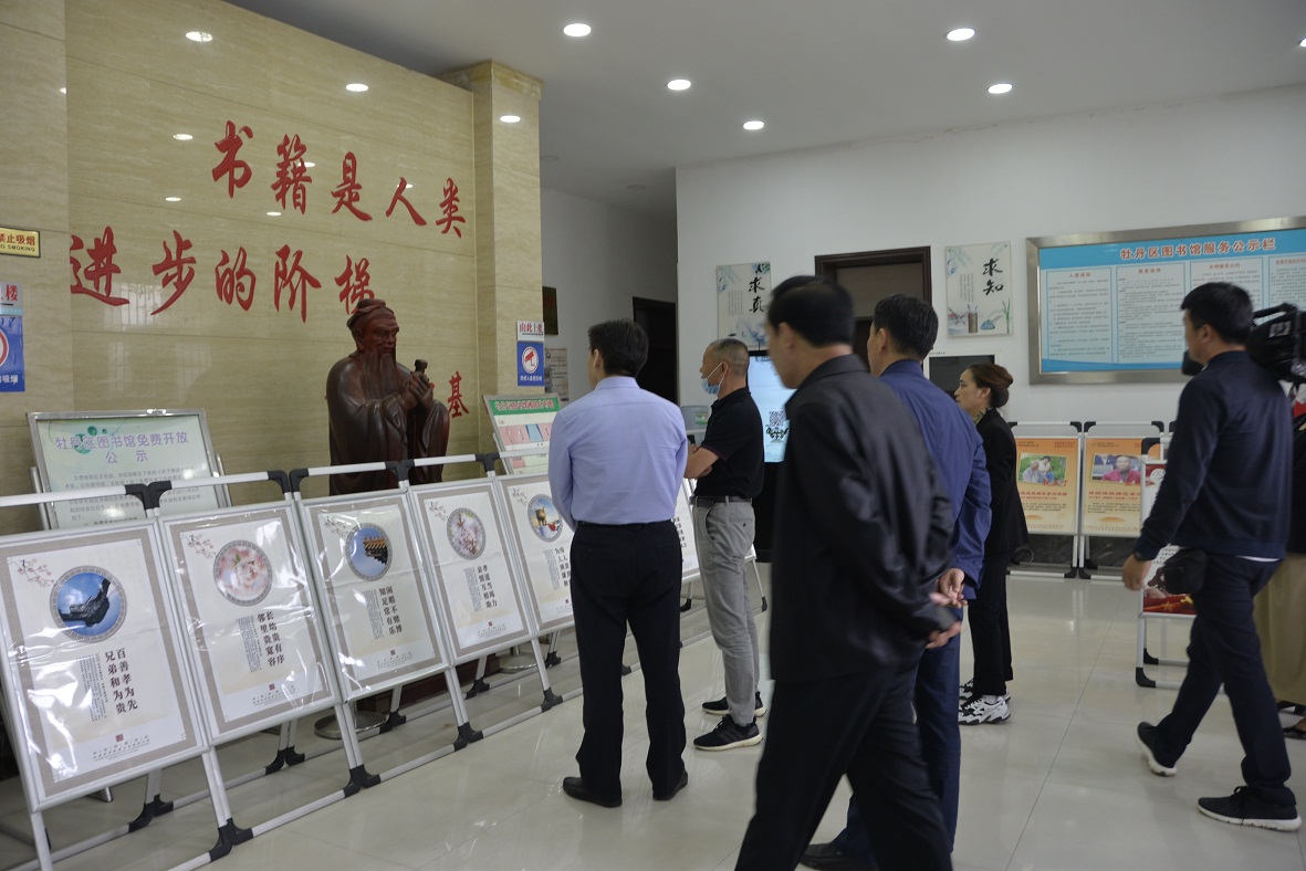压缩.2021-9-27菏泽市副市长王磊到牡丹区图书馆督导检查创城工作 (4).jpg