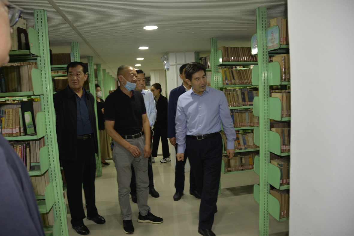 压缩.2021-9-27菏泽市副市长王磊到牡丹区图书馆督导检查创城工作 (8).jpg
