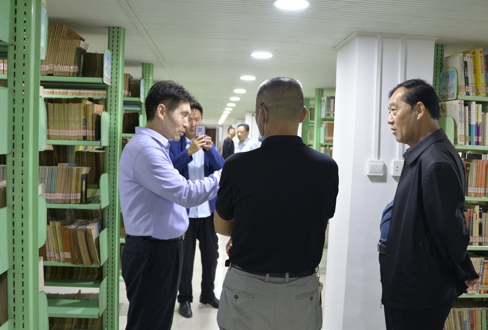 压缩.2021-9-27菏泽市副市长王磊到牡丹区图书馆督导检查创城工作 (24).jpg
