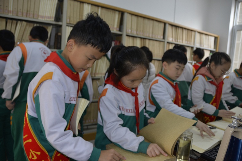 压缩.2021-10-22牡丹区第二小学组织学生到牡丹区图书馆开展图书馆主题游与社会实践活动 (16).jpg