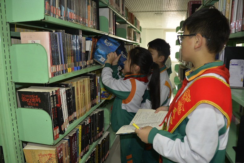 压缩.2021-10-22牡丹区第二小学组织学生到牡丹区图书馆开展图书馆主题游与社会实践活动 (22).jpg