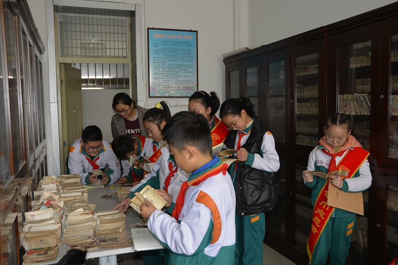 压缩.2021-10-22牡丹区第二小学组织学生到牡丹区图书馆开展图书馆主题游与社会实践活动 (50).jpg