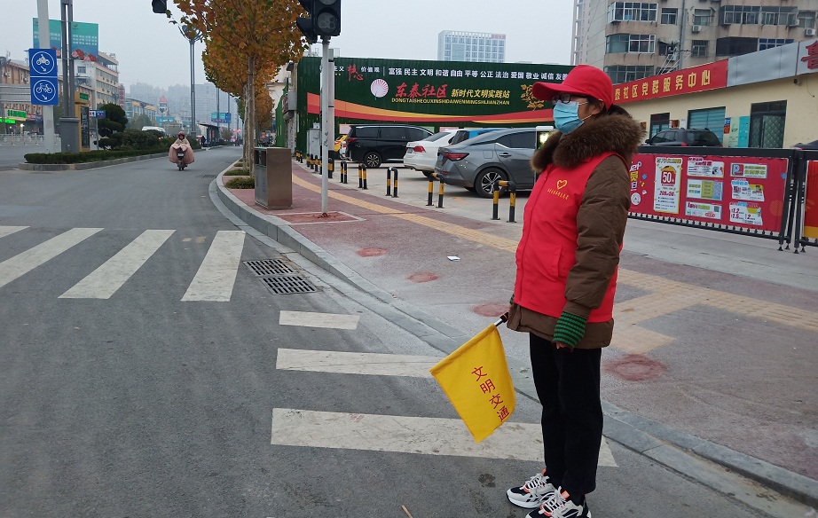 压缩.2021-12-9上午文明交通志愿服务_丹阳牡丹路口 (4).jpg