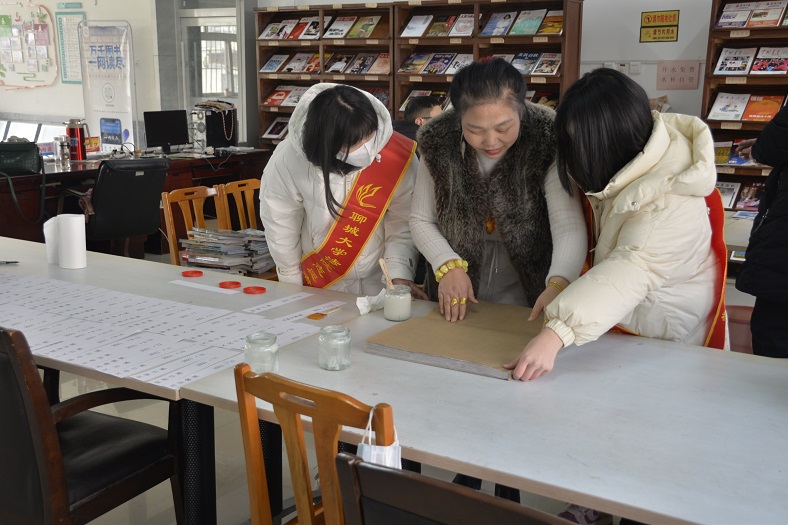 压缩.2022-1-17下午聊城大学学生到馆进行社会实践活动 (8).jpg