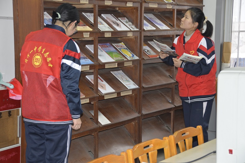 压缩.2022-1-20下午菏泽一中学生到牡丹区图书馆开展社会实践活动 (16).jpg