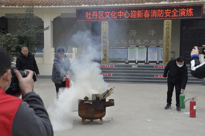 压缩.2022-1-21下午牡丹区文化中心迎新春消防安全演练 (4).jpg