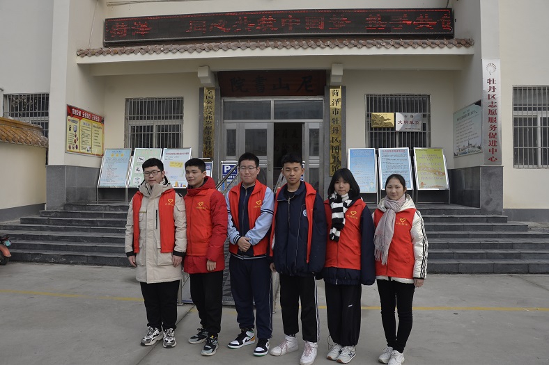 压缩.2022-1-26上午华师附中学生到馆进行社会实践志愿服务活动 (13).jpg