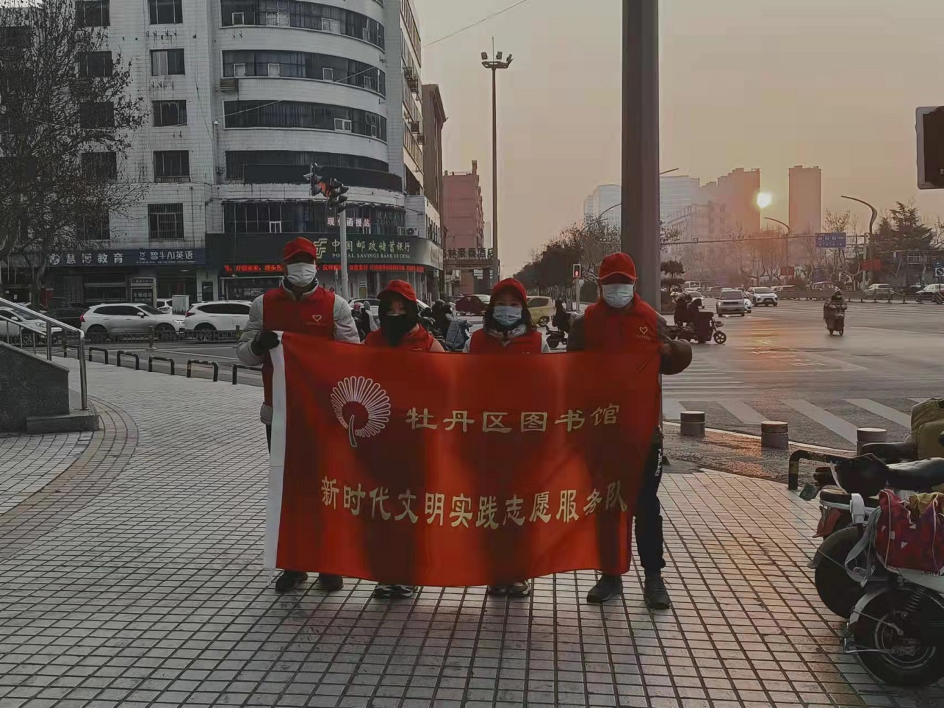 压缩.2022-2-25上午文明交通志愿服务_中华解放路口_与文旅局调换 (2).jpg