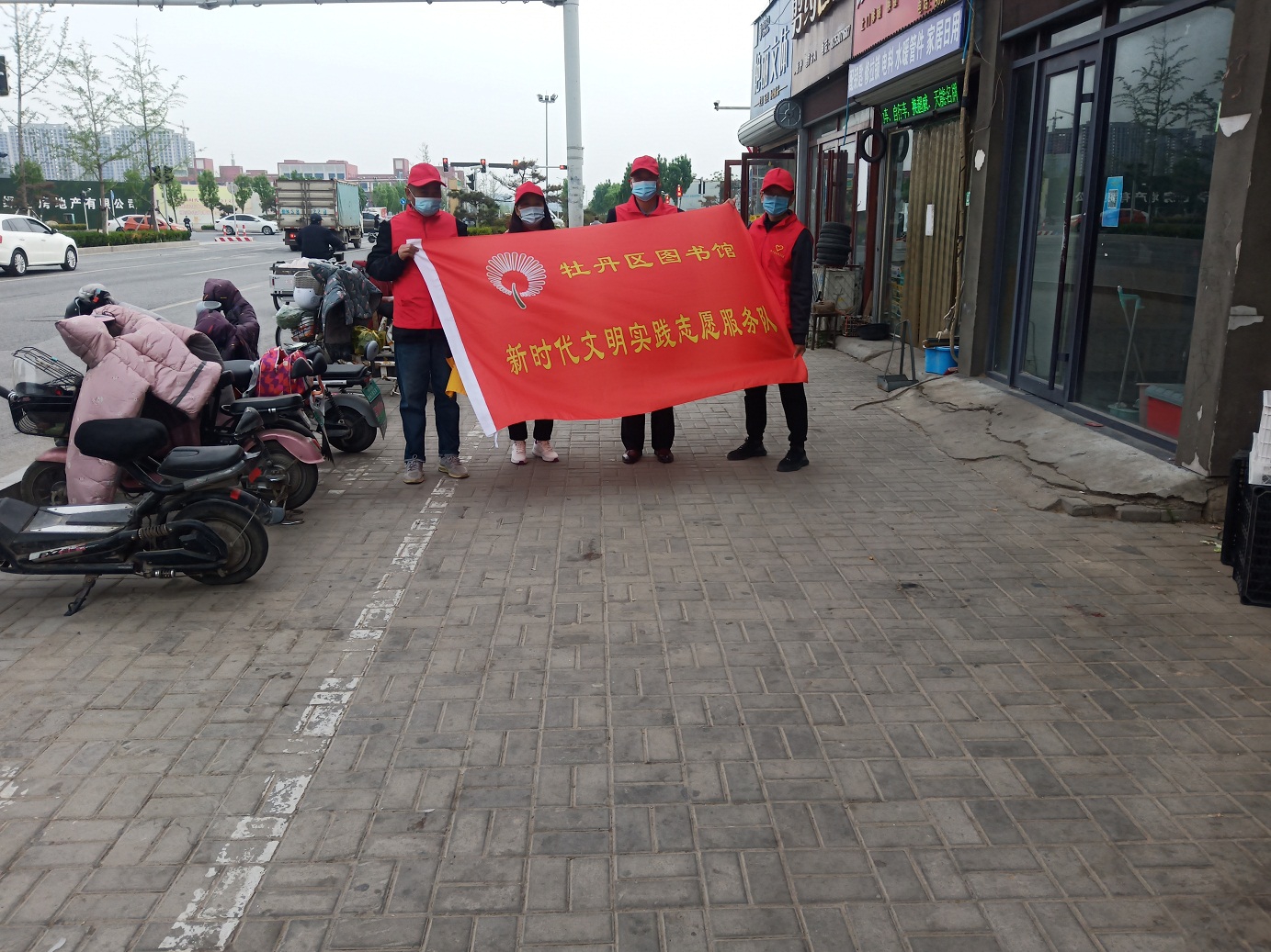 压缩.2022-4-13上午文明交通志愿服务_黄河解放路口 (1).jpg
