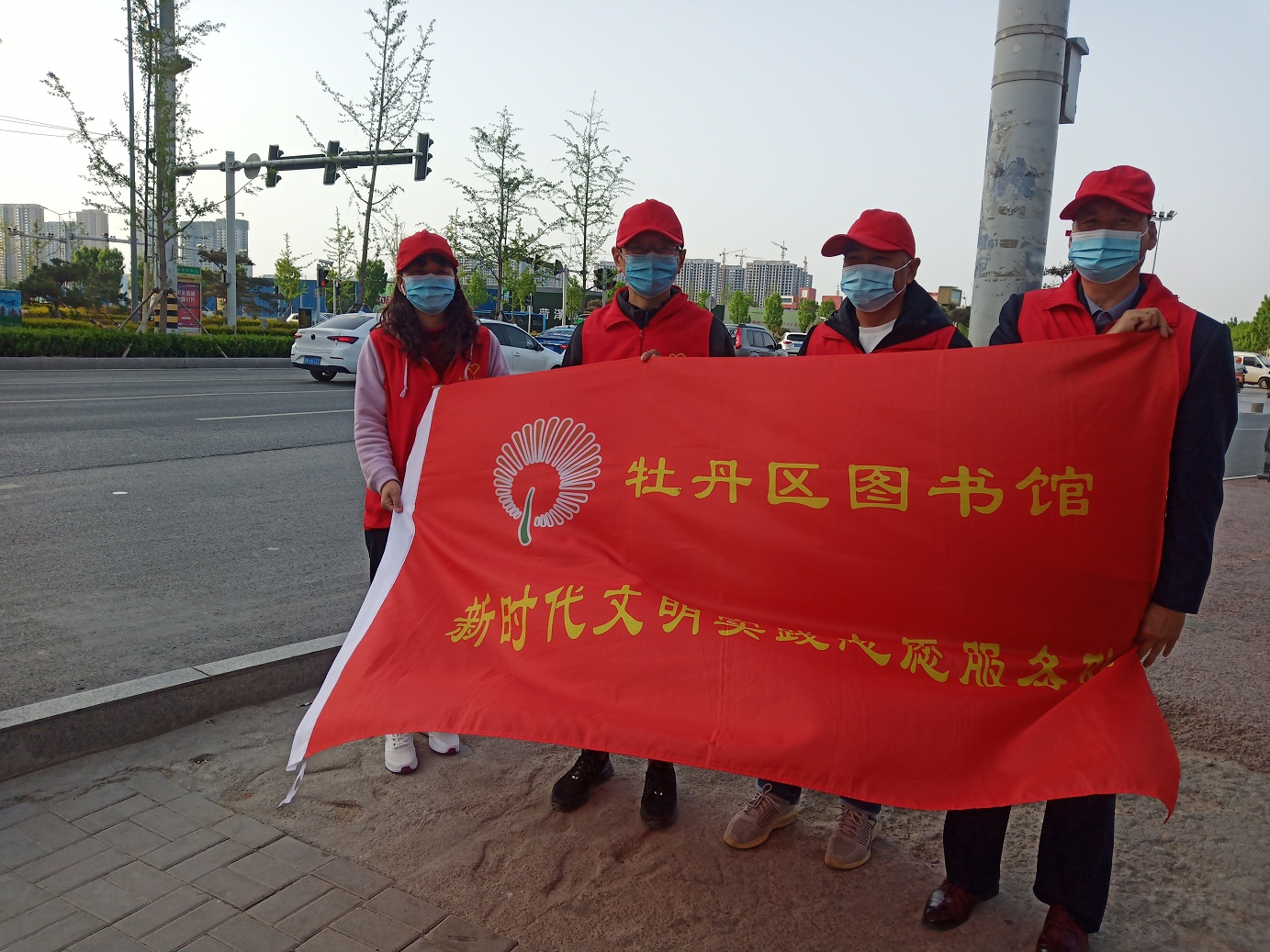 压缩.2022-4-13下午文明交通志愿服务_黄河解放路口 (1).jpg