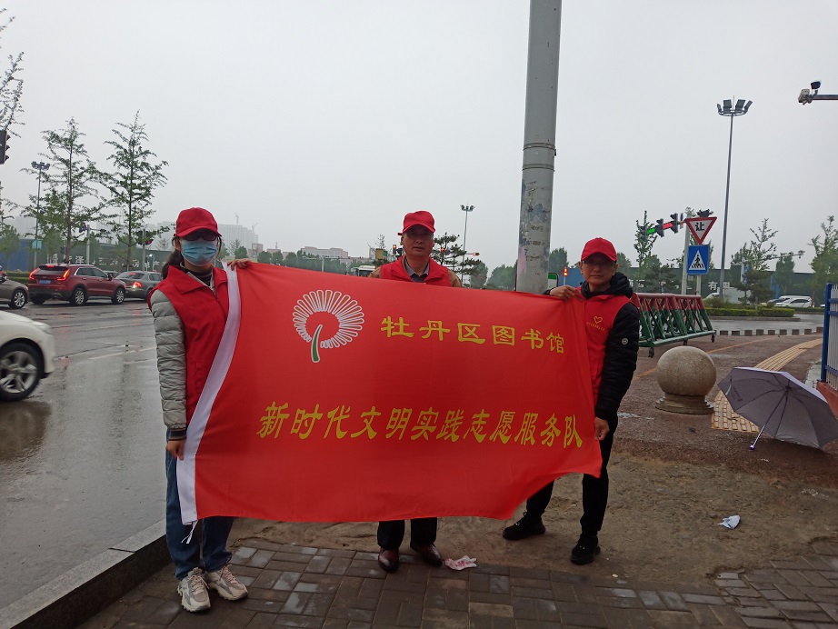 压缩.2022-5-12上午文明交通志愿服务_黄河解放路口 (1).jpg