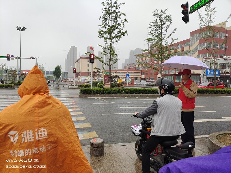 压缩.2022-5-12上午文明交通志愿服务_黄河解放路口 (6).jpg