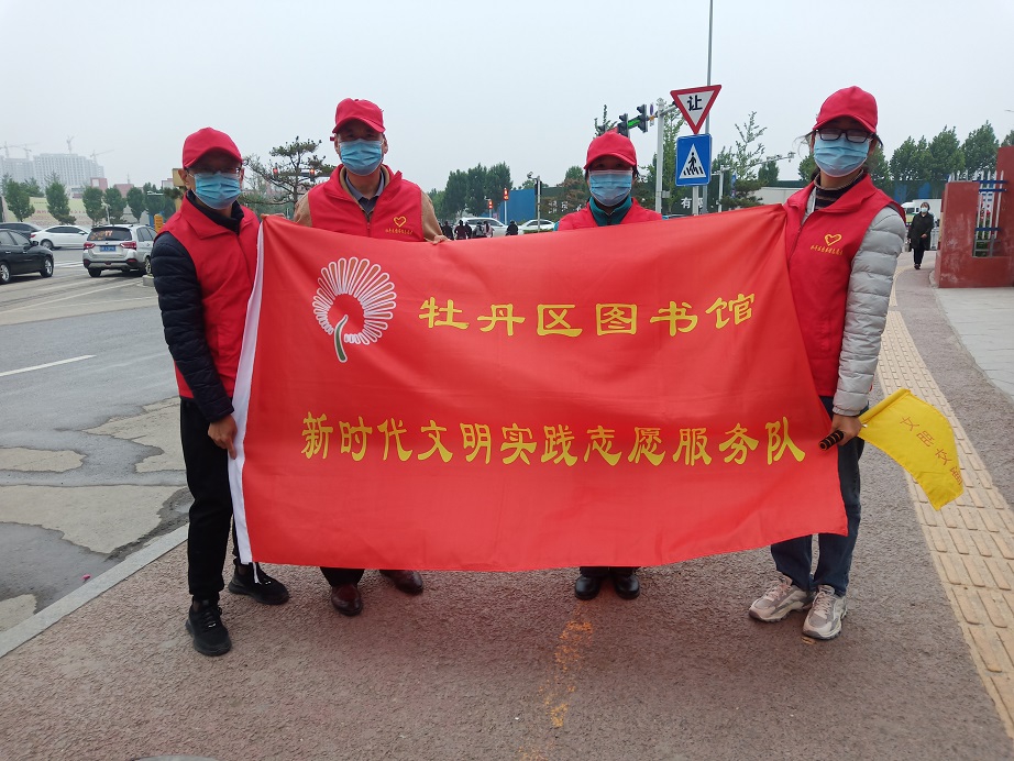 压缩.2022-5-12下午文明交通志愿服务_黄河解放路口 (1).jpg