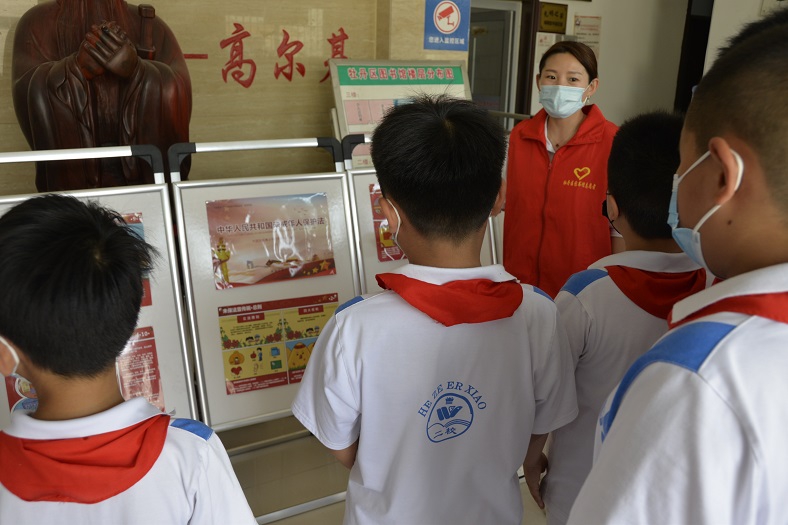 压缩.2022-5-27上午牡丹区图书馆组织小学生到馆开展阅读体验活动 (10).jpg