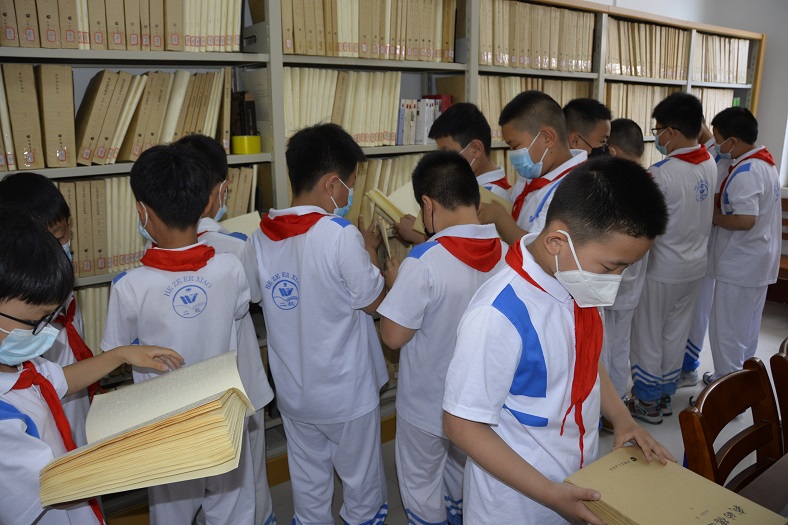 压缩.2022-5-27上午牡丹区图书馆组织小学生到馆开展阅读体验活动 (15).jpg