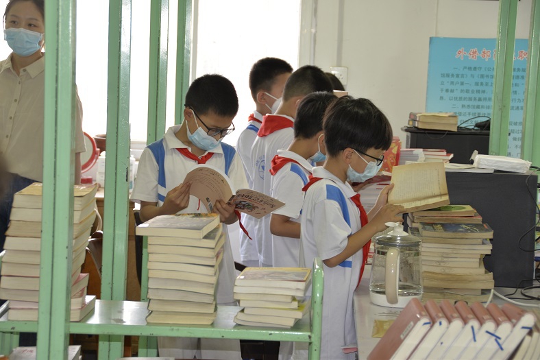 压缩.2022-5-27上午牡丹区图书馆组织小学生到馆开展阅读体验活动 (32).jpg