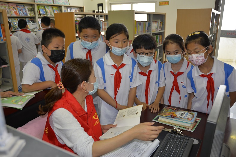 压缩.2022-5-27上午牡丹区图书馆组织小学生到馆开展阅读体验活动 (56).jpg