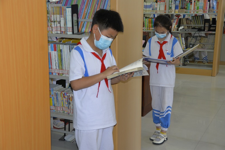 压缩。2022-5-27上午牡丹区图书馆组织小学生到馆开展阅读体验活动 (49).jpg